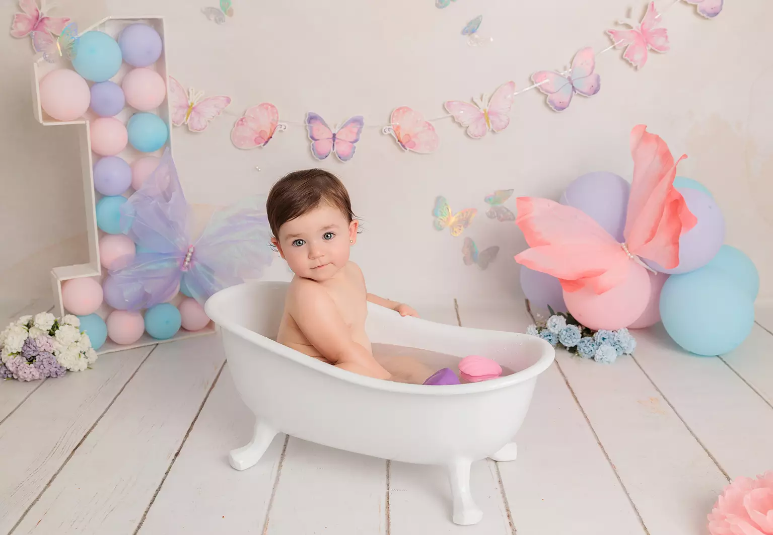 Sesión Smash Cake bebé un año con tarta lila baño burbujas estudio Fotobabybook Guadarrama Madrid fotografía cumpleaños