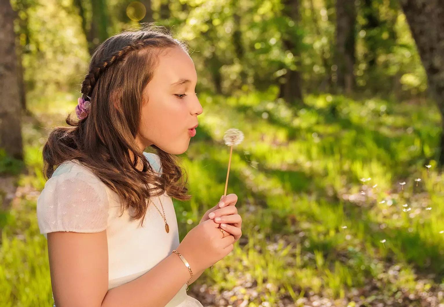 Niña de Comunión en sesión fotográfica al aire libre en la Sierra de Madrid