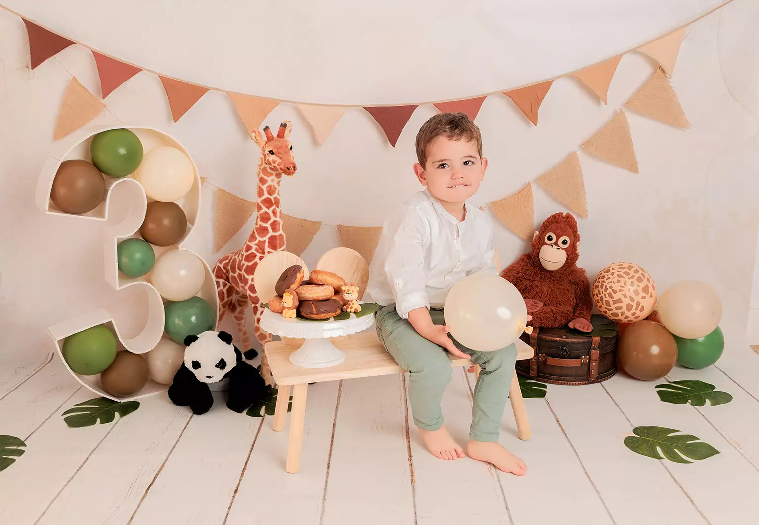 Sesión fotos Smash Cake bebé 3 años con donuts decorado personalizado