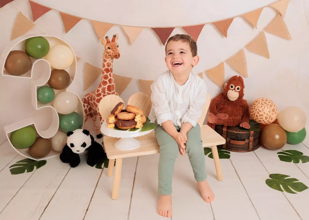 Sesión fotos Smash Cake bebé 2 años con tarta donuts decorado animales personalizado