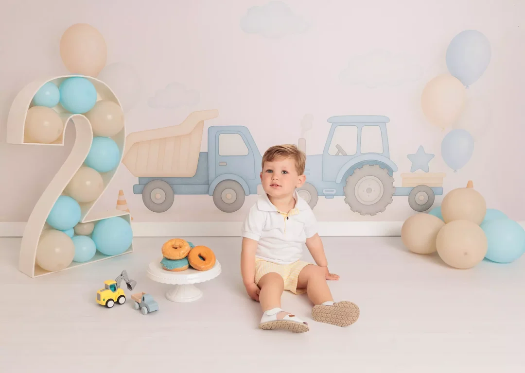 Segundo cumpleaños sesión Smash Cake fotografía bebé con papás en estudio Sierra Madrid