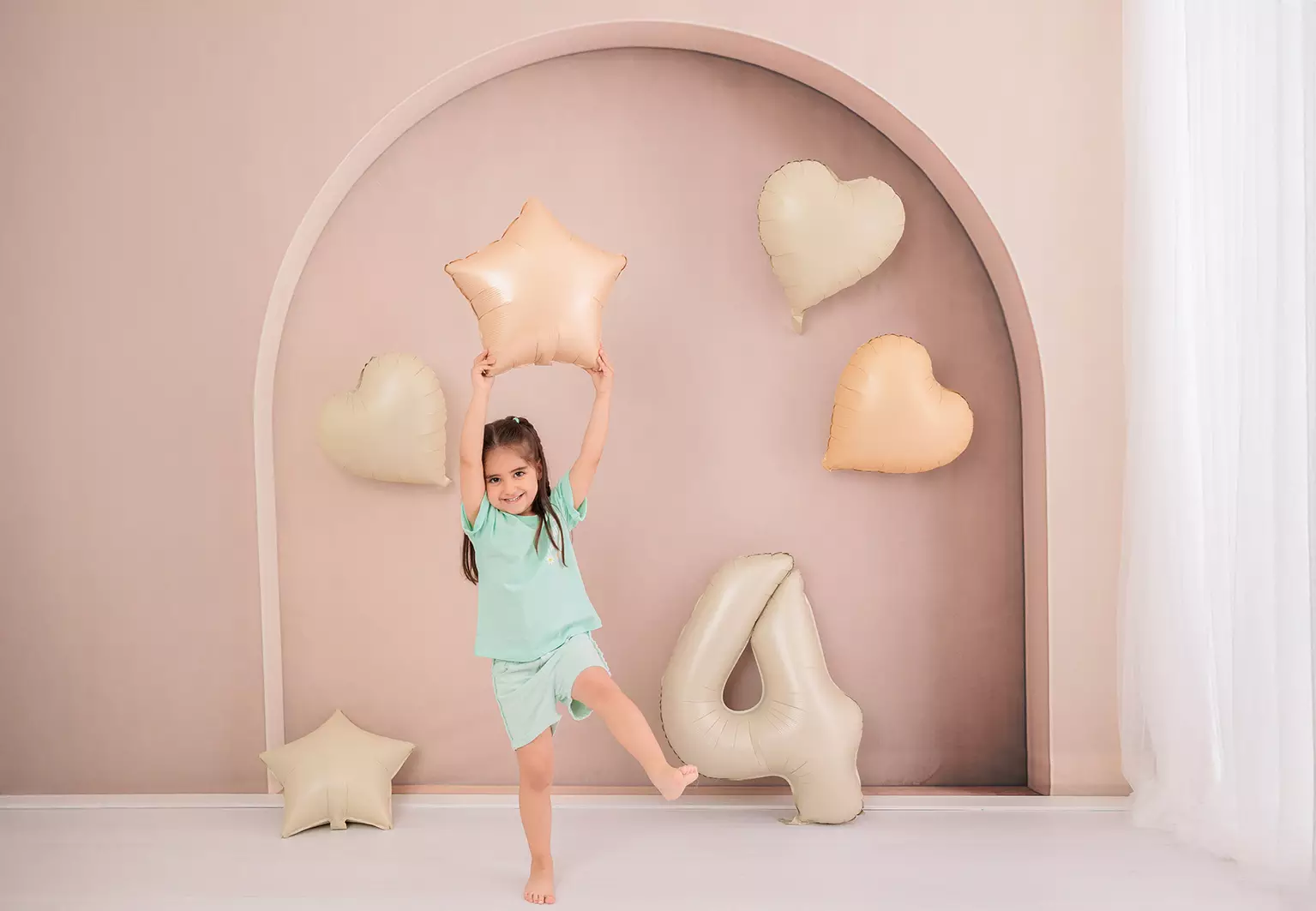 Sesión fotos Smash Cake niña 4 años con decorado personalizado y familia Guadarrama Madrid