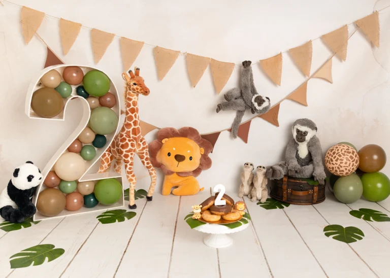 Escenario decorado Smash Cake animales selva marron y verde para sesión fotos segundo cumpleaños