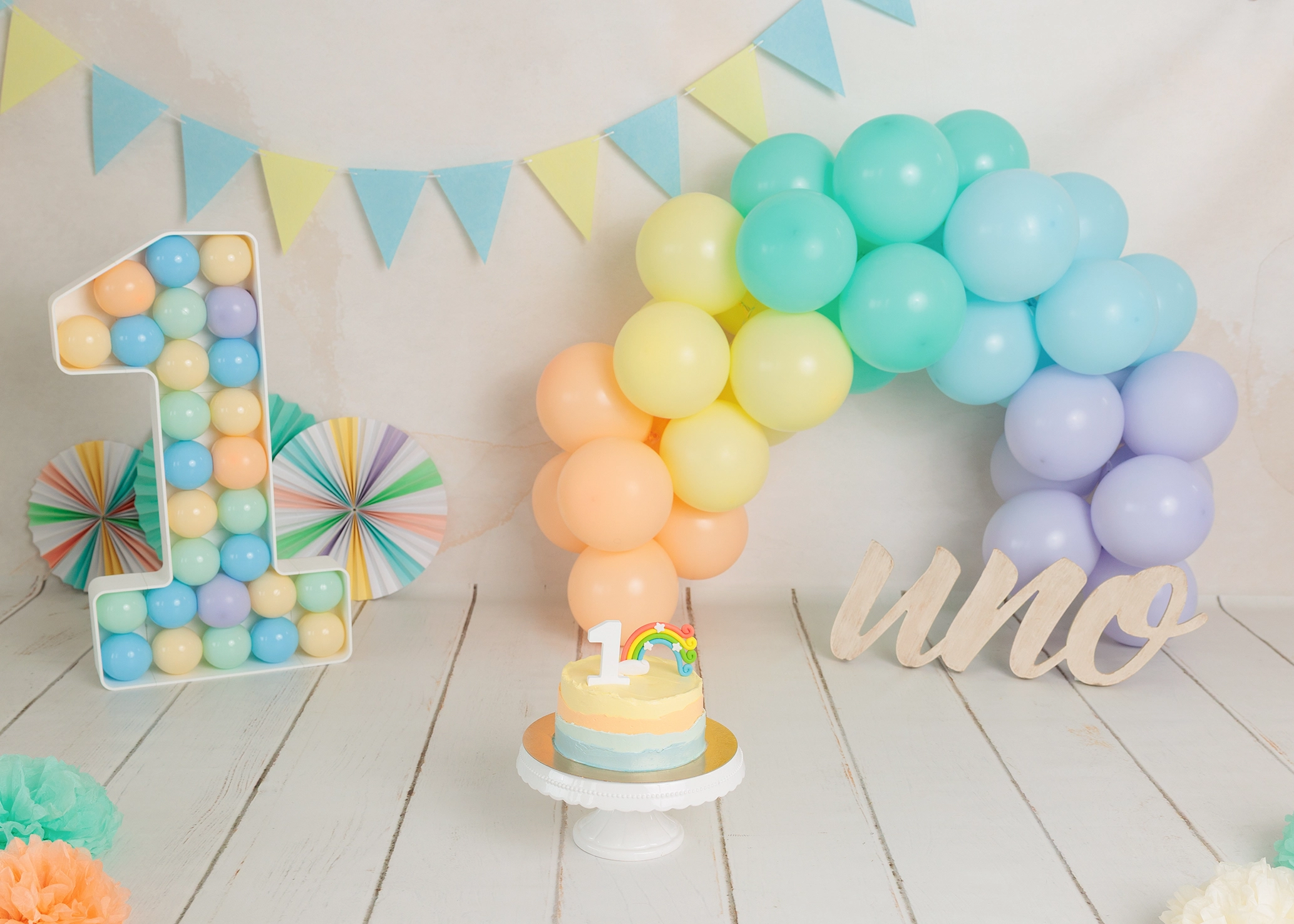 Producto Escenario decorado Smash Cake arcoiris para sesión fotos primer cumpleaños