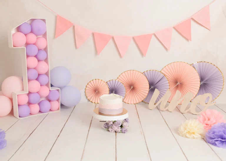 Escenario decorado Smash Cake lila morado rosa blanco para sesión fotos primer cumpleaños