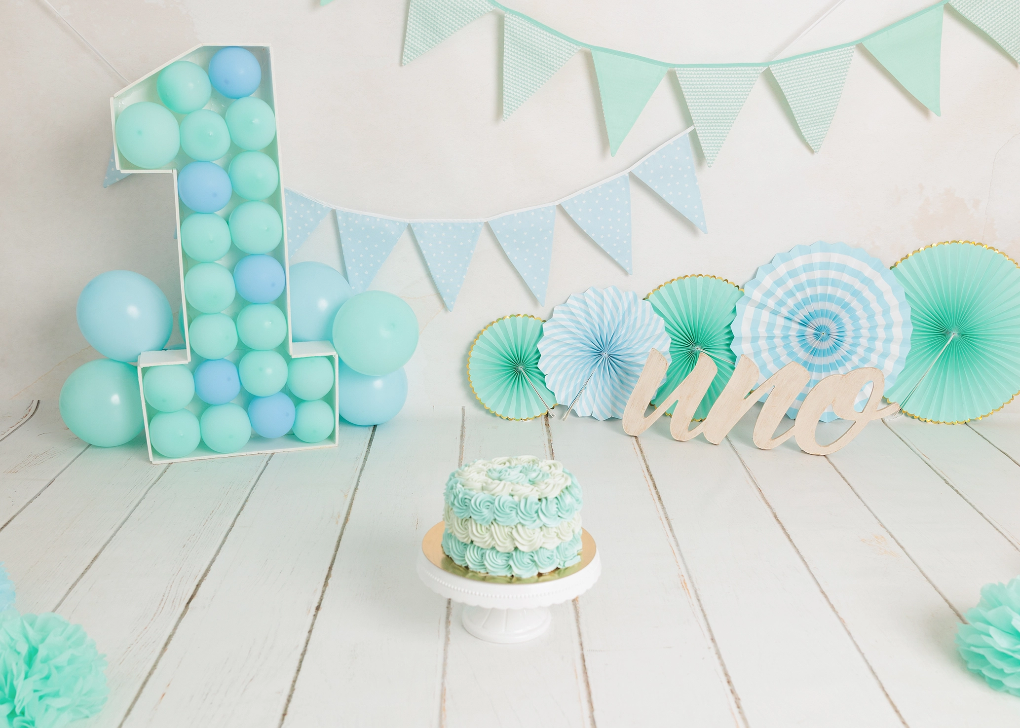 Producto Escenario decorado Smash Cake verde azul blanco para sesión fotos primer cumpleaños