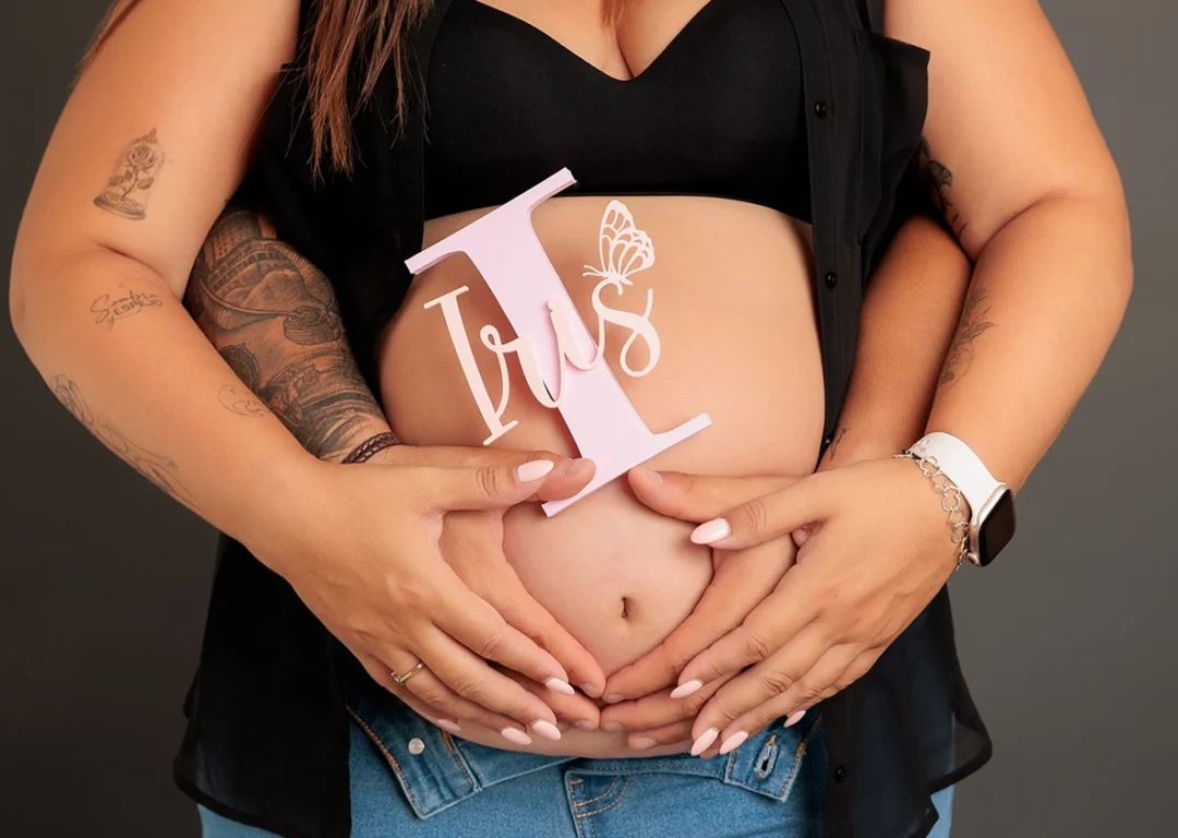 foto-maternidad-contraste-oscuro