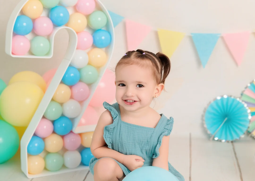 Sesión Smash Cake bebé 2 años con donuts personalizado arcoiris estudio Fotobabybook Guadarrama Madrid fotografía cumpleaños