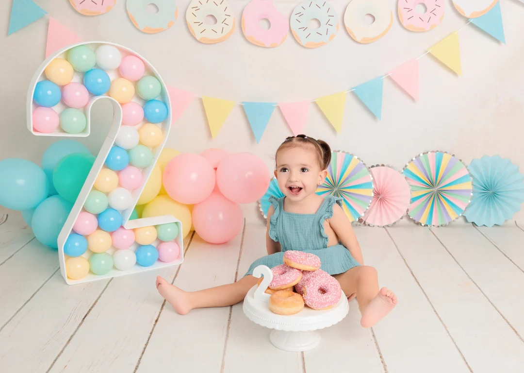 Sesión fotos Smash Cake bebé 2 años con donuts decorado personalizado y familia en Collado Villalba