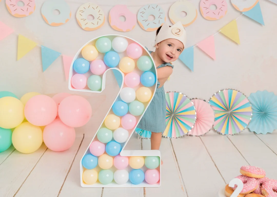 Sesión fotos Smash Cake bebé 2 años con donuts decorado personalizado Guadarrama Madrid