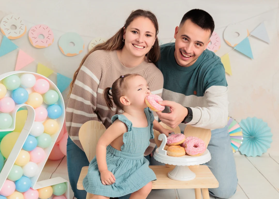 Momento especial sesión Smash Cake bebé con familia estudio Fotobabybook