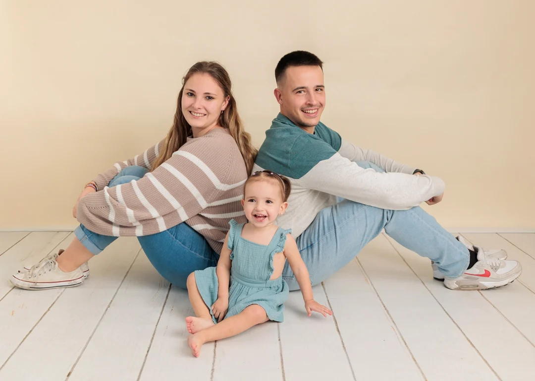 Familia sonriendo durante sesión fotos estudio Fotobabybook Guadarrama