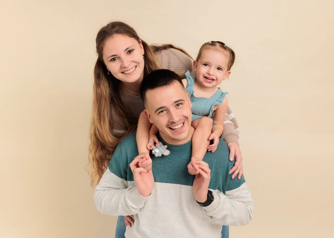 Familia multigeneracional en sesión fotos estudio