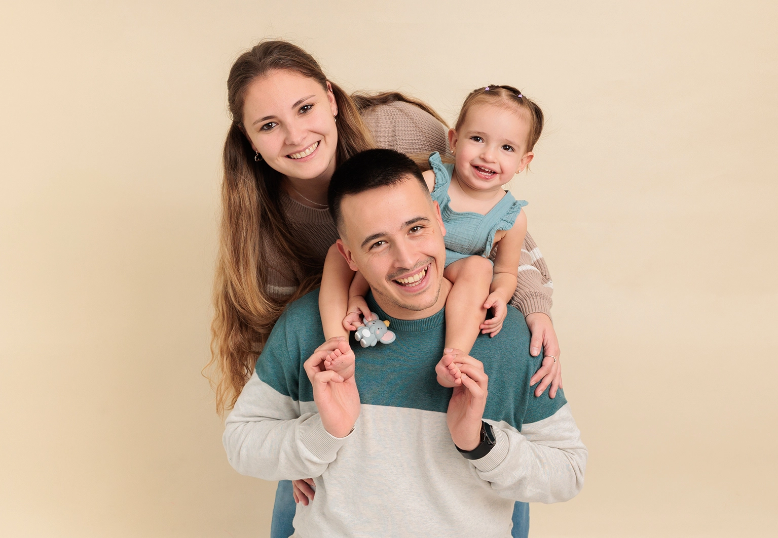 Familia completa sonriendo reportaje fotográfico