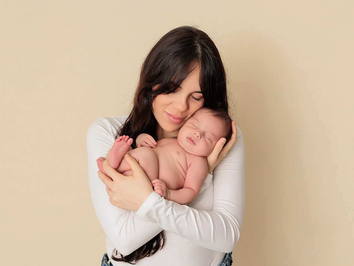 Primeras fotos de familia con bebé recién nacido en estudio especializado