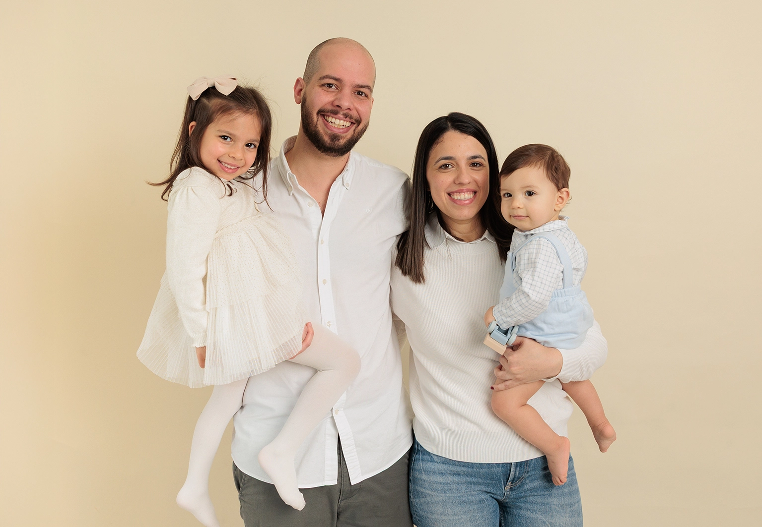 Familia de cuatro en blanco y natural
