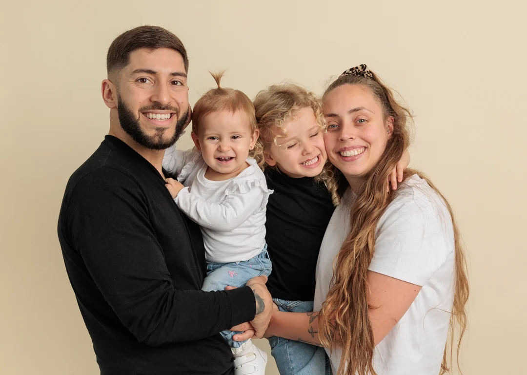 Familia completa sonriendo reportaje fotográfico