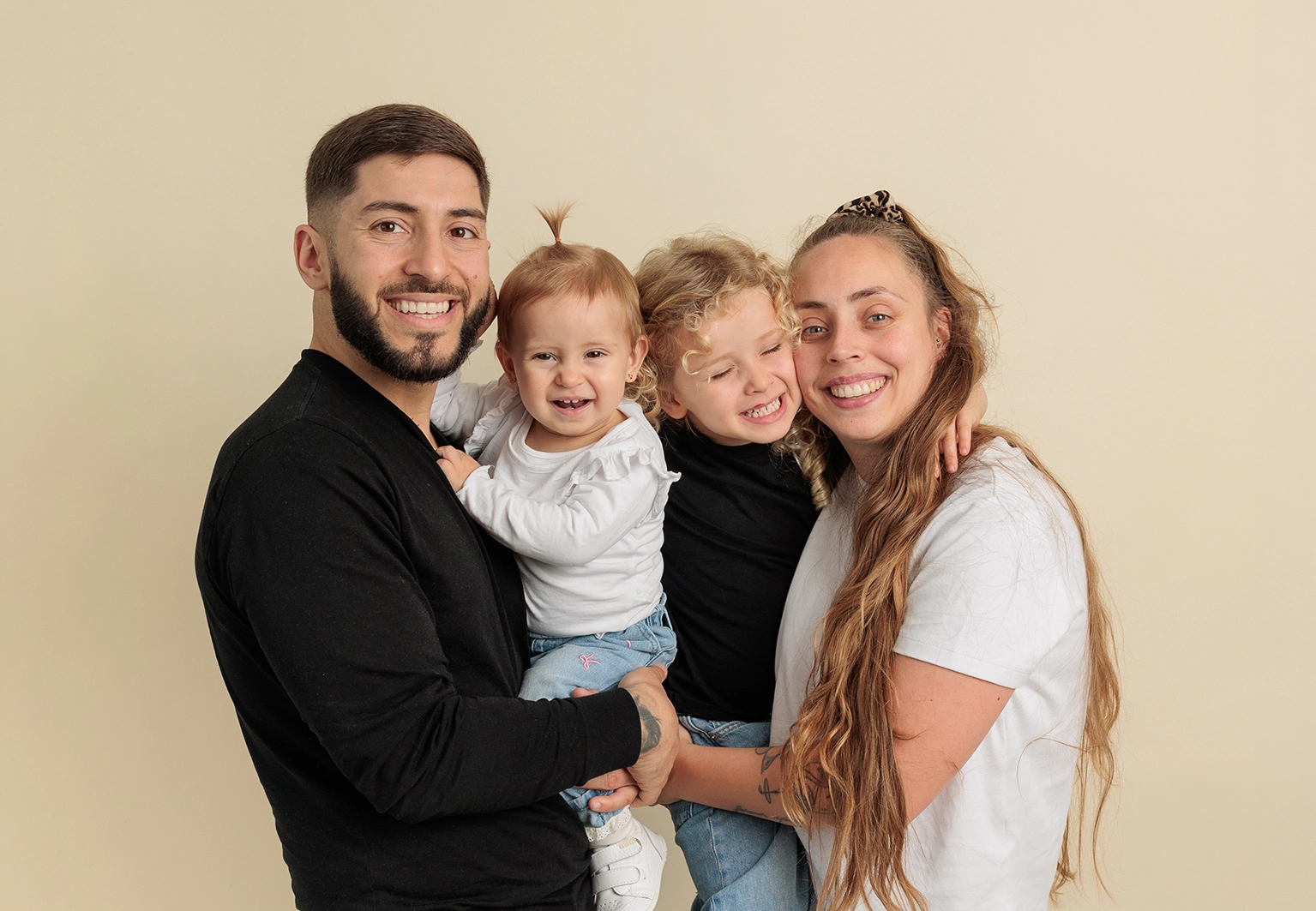 Papás con dos hijos reportaje fotográfico familia