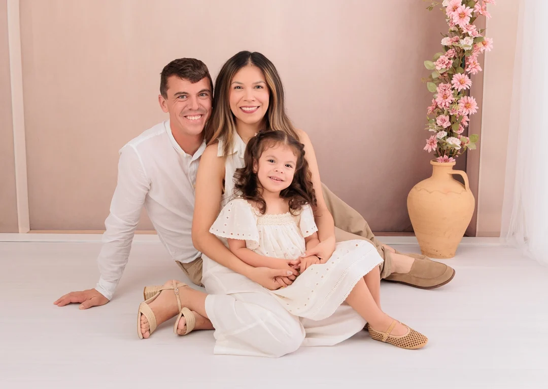 Pareja con hija pequeña momento especial sesión