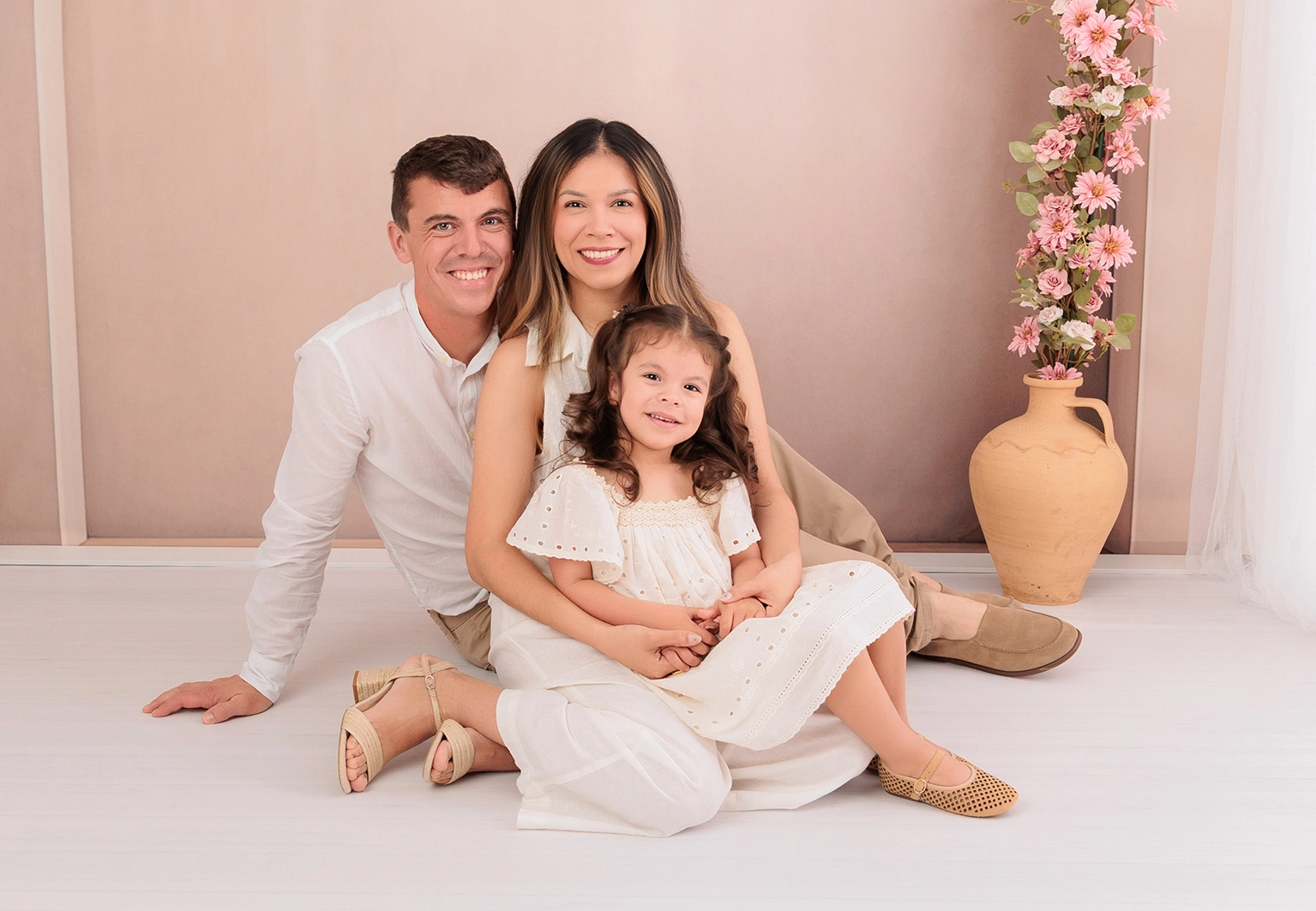 Pareja con hija pequeña momento especial sesión