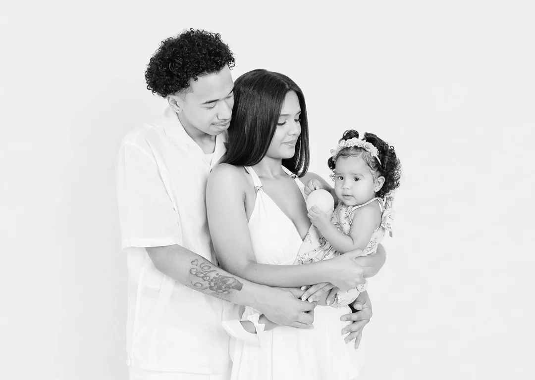 Familia en blanco y natural durante sesión fotos