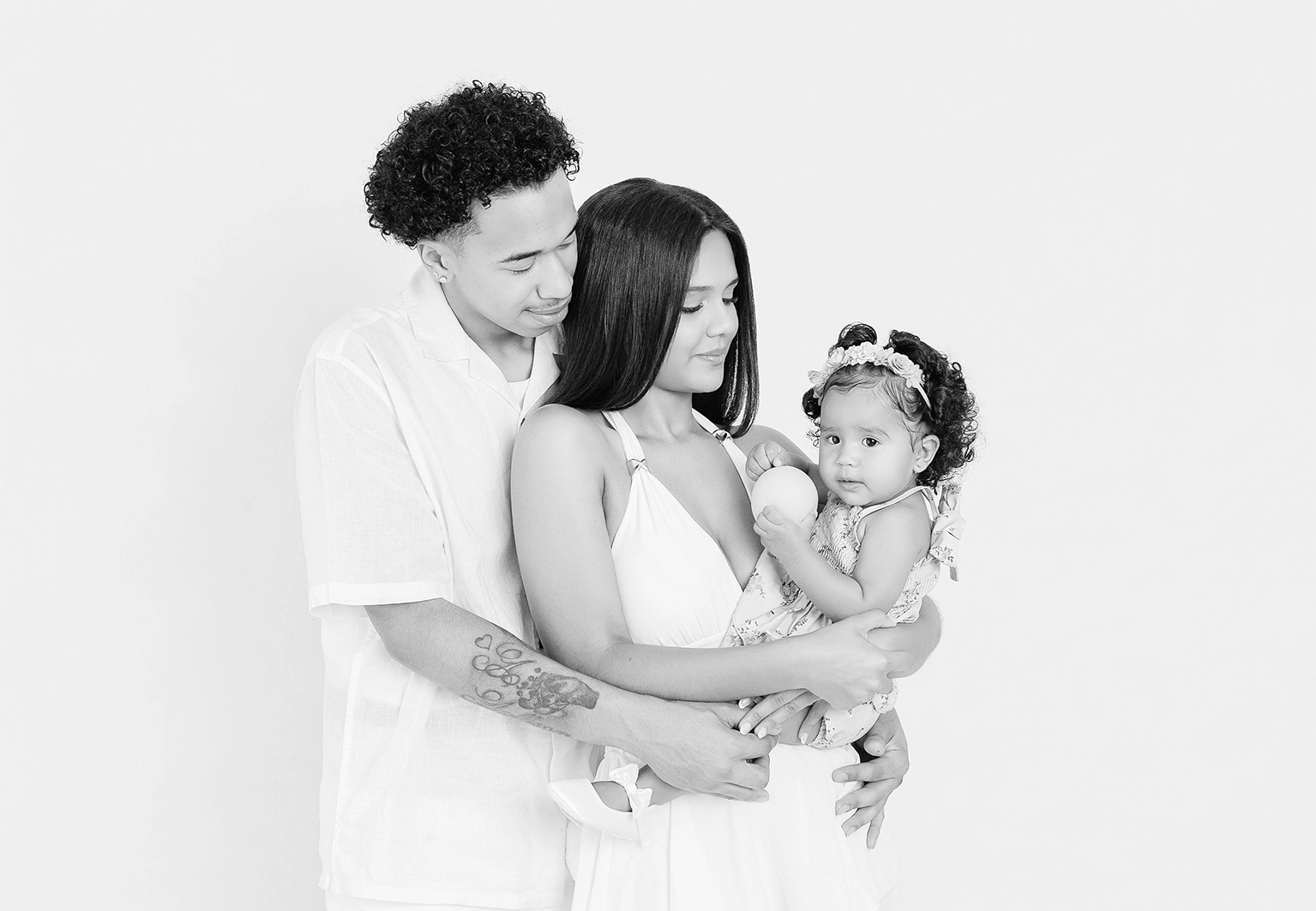 Familia en blanco y natural durante sesión fotos