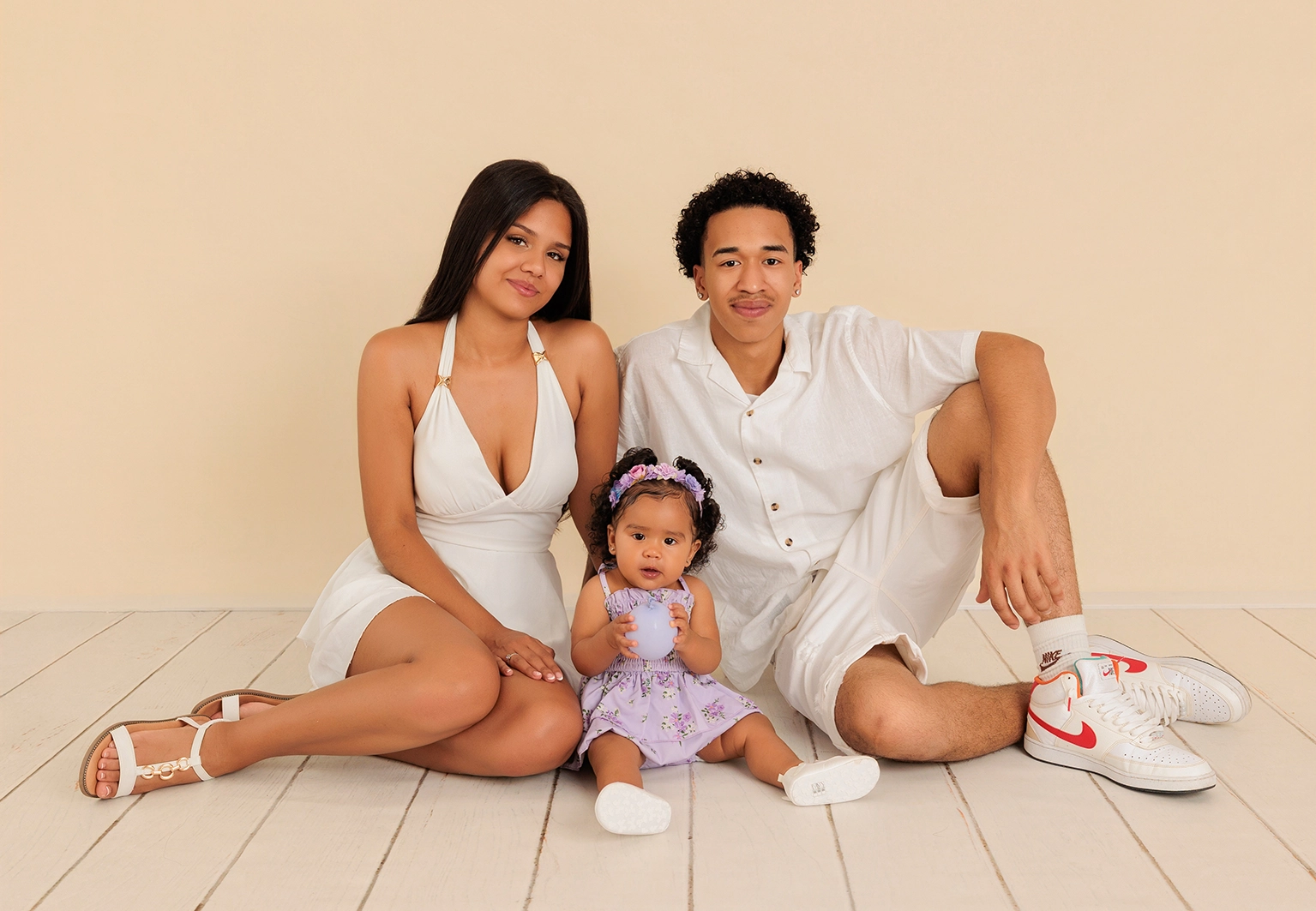 Familia sonriendo durante sesión fotos estudio Fotobabybook Guadarrama