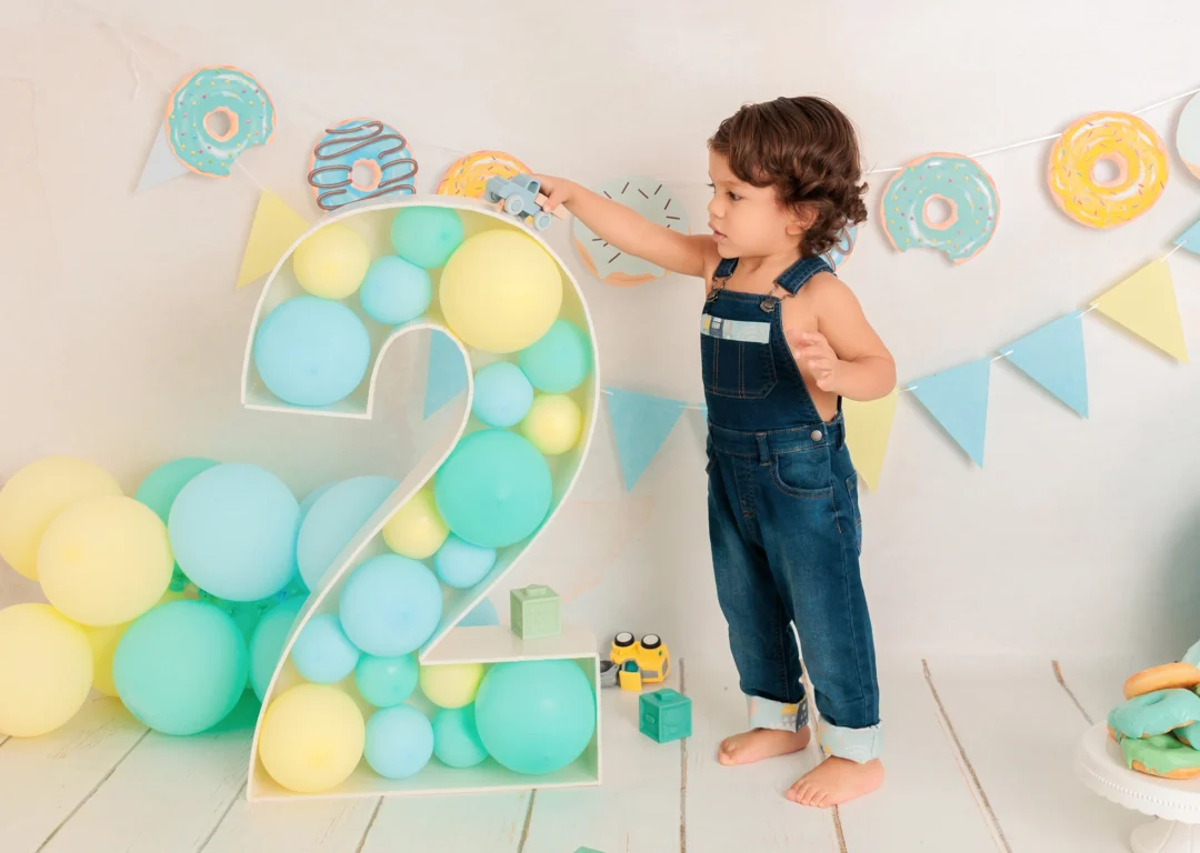 Momento especial sesión Smash Cake bebé con familia estudio Fotobabybook