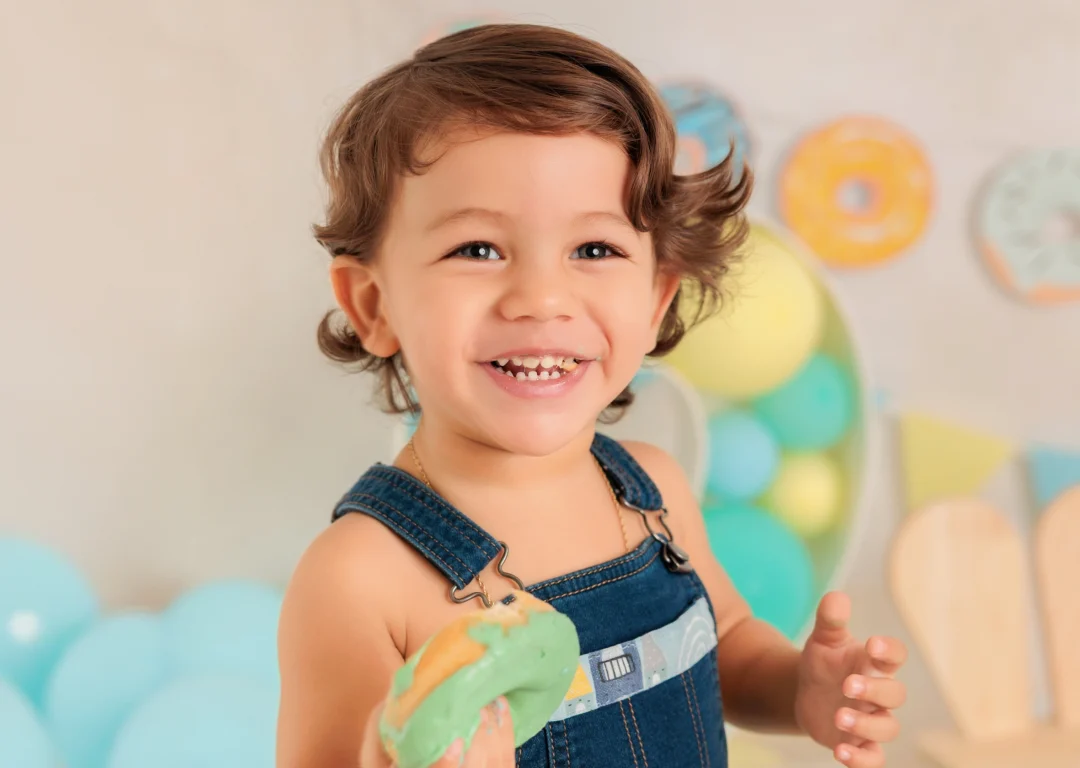Momento especial sesión Smash Cake bebé con familia estudio Fotobabybook