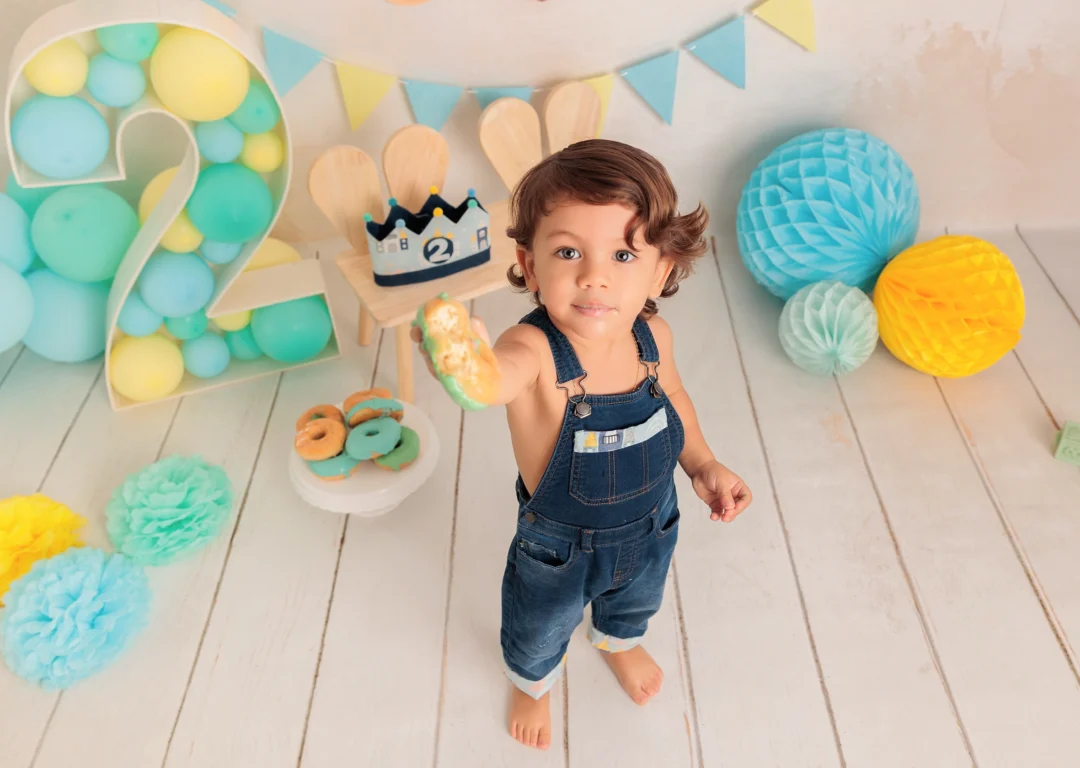 Sesión Smash Cake bebé 2 años con donuts personalizado verde azul amarillo estudio Fotobabybook Guadarrama Madrid fotografía cumpleaños