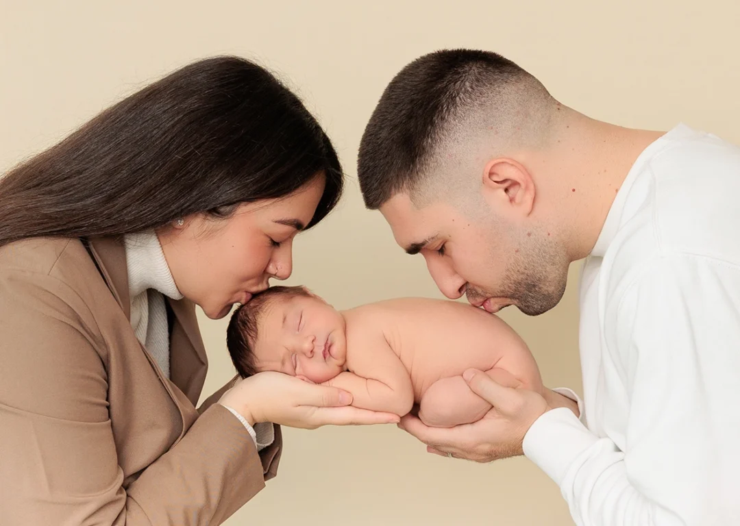 Primeras fotos de familia con bebé recién nacido en estudio especializado