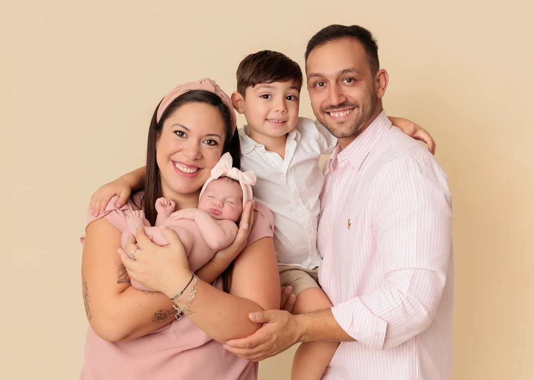 Primeras fotos de familia con bebé recién nacido en estudio especializado