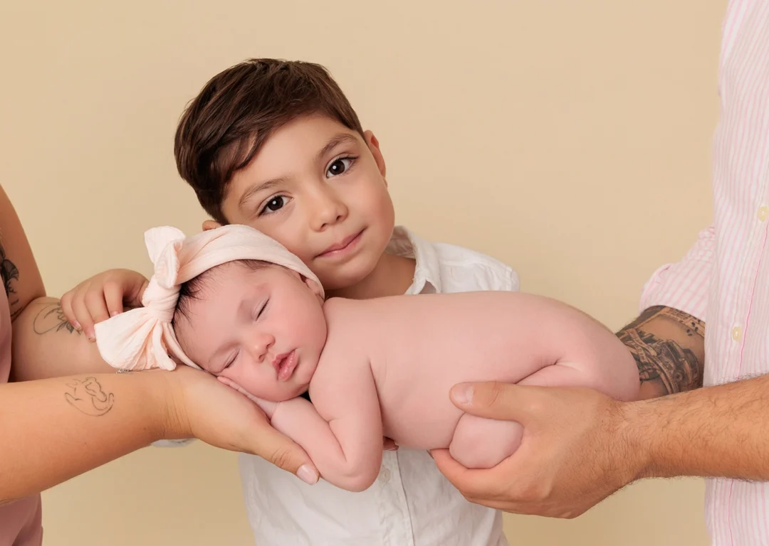 Primeras fotos de familia con bebé recién nacido en estudio especializado