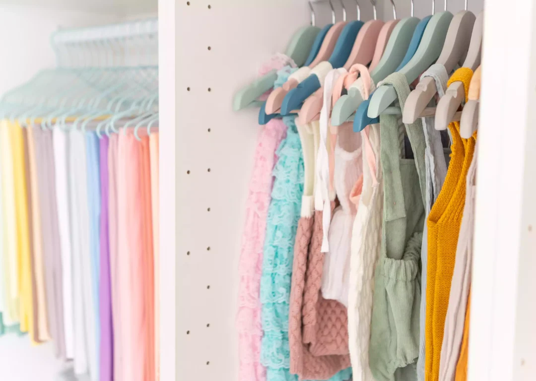06_estudio → Vestuario y conjuntos para sesiones de bebés y recién nacidos en estudio en Guadarrama, Madrid