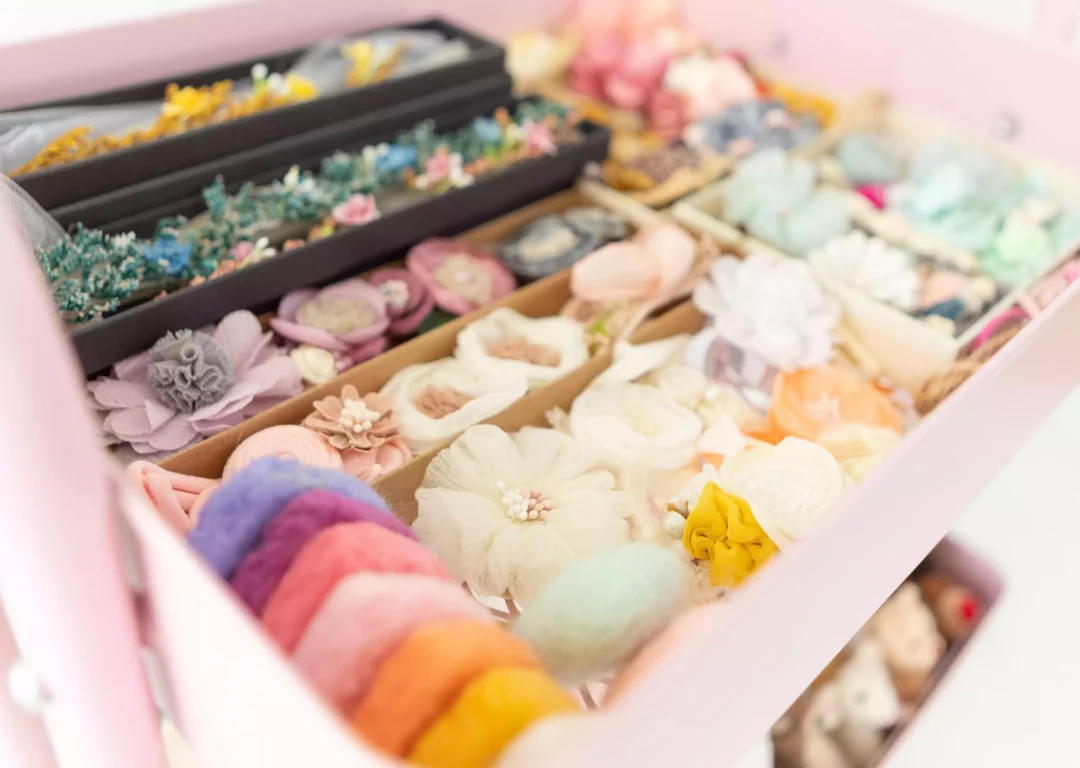11_estudio → Cajón de tocados, coronas y complementos florales para sesiones newborn en Guadarrama