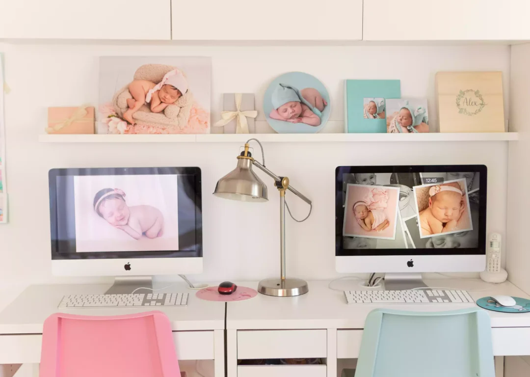 14_estudio → Zona de trabajo con fotografías newborn impresas y álbumes en el estudio Fotobabybook Guadarrama