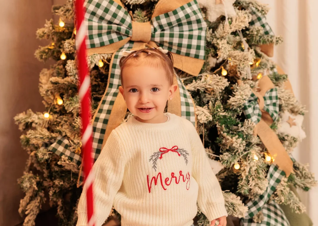 Niña en sesión de fotos navideña en estudio en la Sierra de Madrid