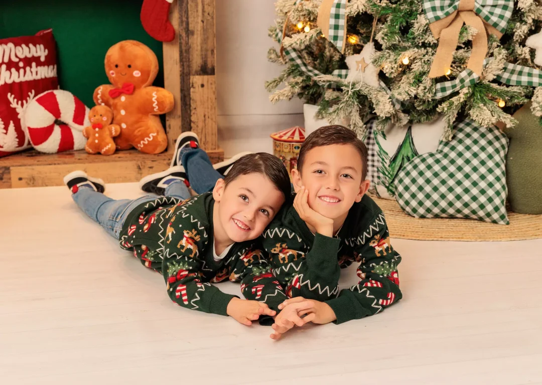 Hermanos en sesión de fotos de Navidad en estudio en Madrid