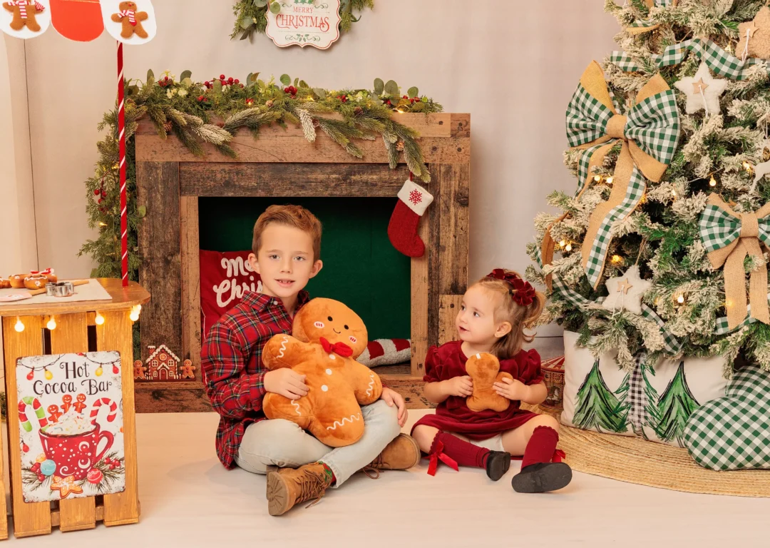 Niños en sesión de Navidad con escenario temático en Guadarrama